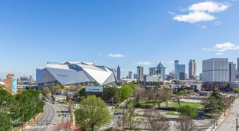 Downtown Condo-Walk to Mercedes-Benz Stadium, State Farm Arena & GWCC- Free Parking - B&B Atlanta