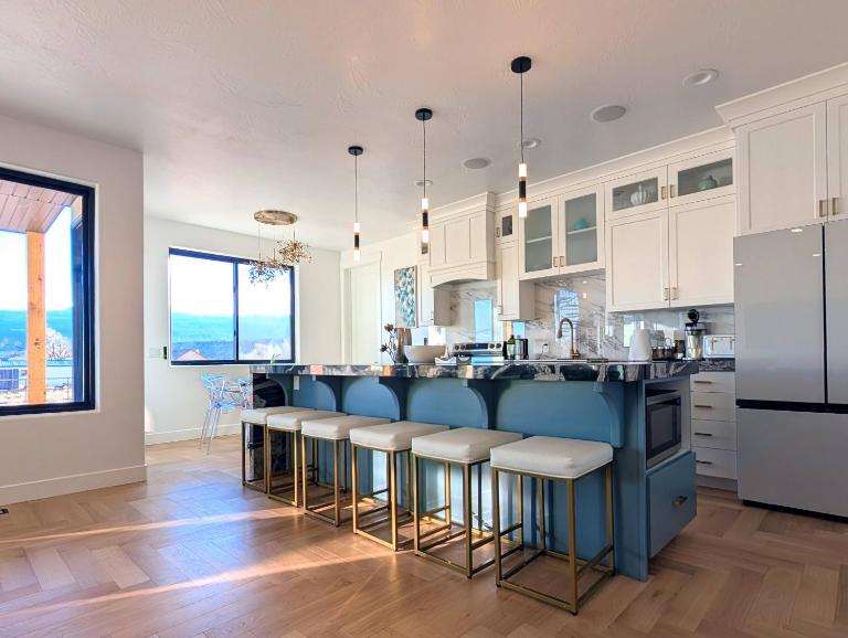 Luxury Modern 4 Bedroom House Near Capitol Reef NP Sleeps 10 - Bed and Breakfast Torrey