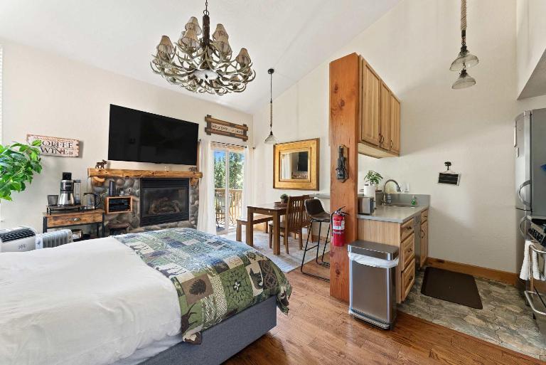 TahoeCozy with Pool Hot Tub and Near Northstar - Chambres d'hôtes Tahoe Vista