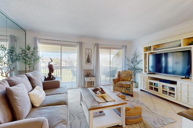 Waterfront condo in private beach resort best free amenities in Destin - B&B Destin