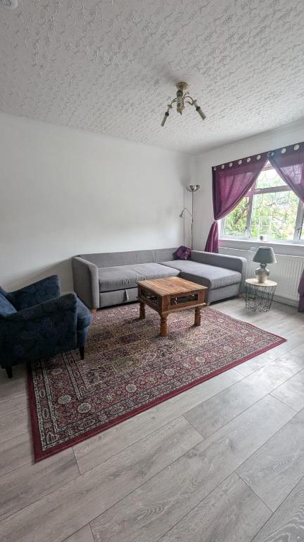6-Bed Home- PoolTable - Free Parking -Heathrow-Wembley - B&B Ickenham