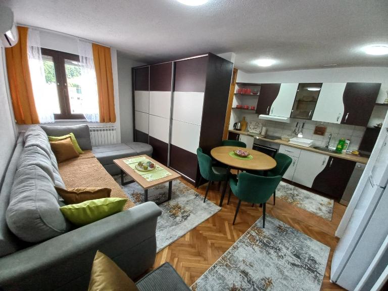 Apartment Meri with garage - Ferienwohnung Velika Kladuša