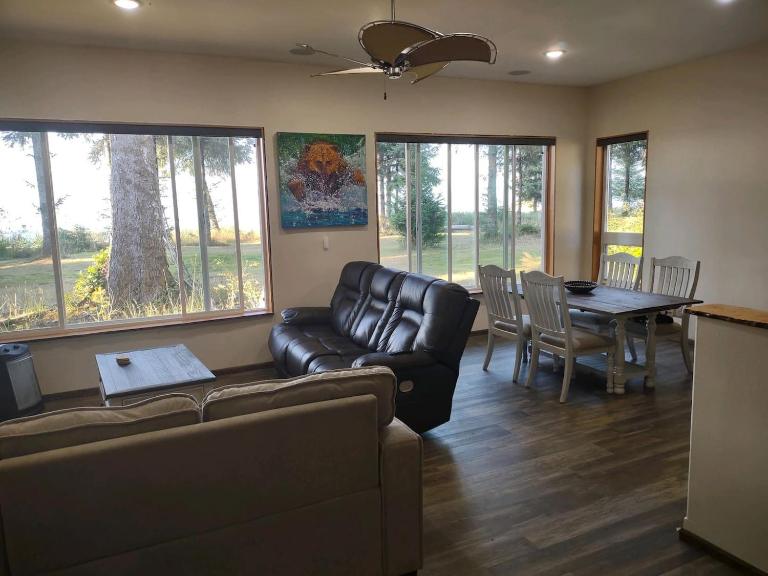 Rustic Beach House w Views & Private Beach - B&B Sekiu