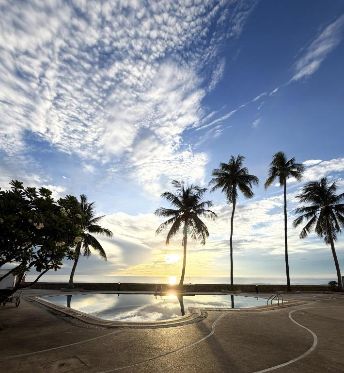 Hua Hin Beachfront Retreat with Sunrise view from the room - Chambres d'hôtes Hua Hin
