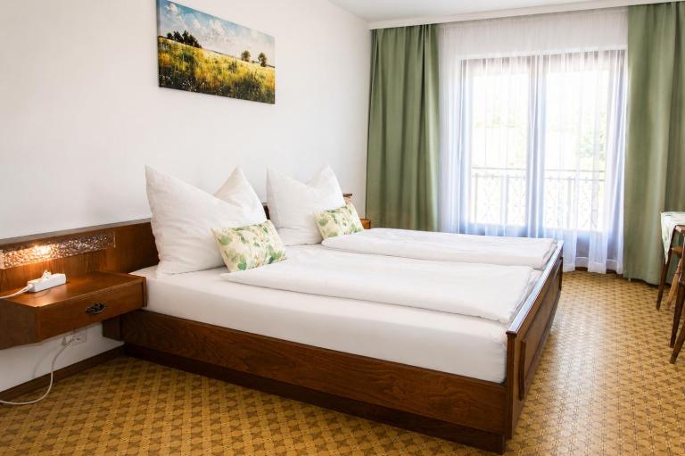 Gasthaus Zum Stampf - B&B Strass im Attergau