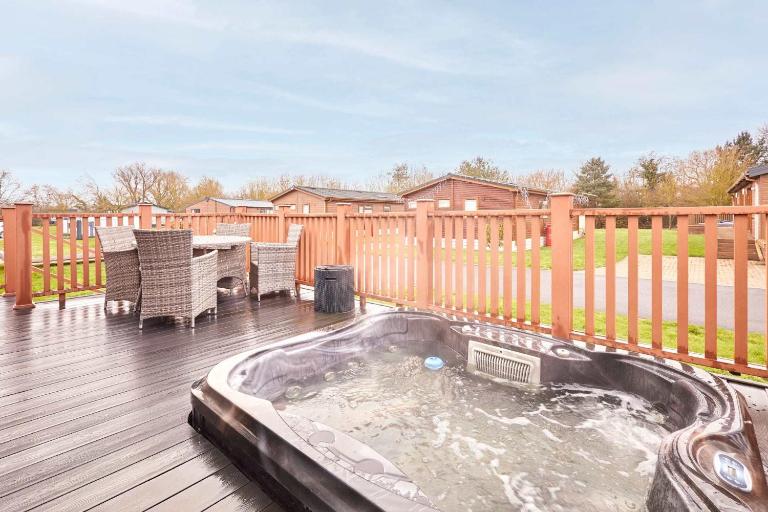 Little Gem Lodge with Hot Tub - B&B Malton
