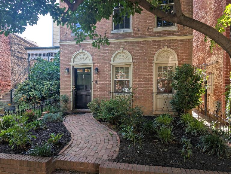 Elegant Capitol Hill 1BR - Walk to Eastern Market & Metro - Free Parking - B&B Washington D.C.