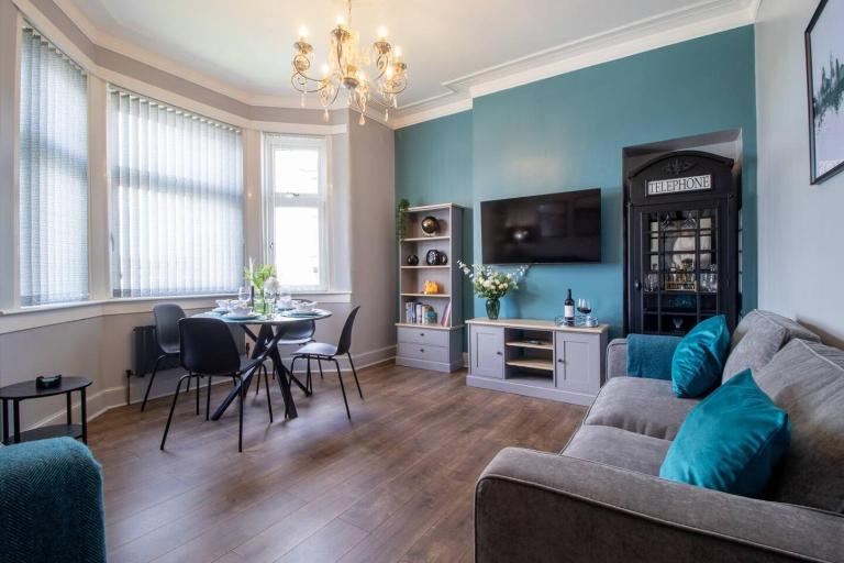 Hawkhead House Paisley, Near M8 and Glasgow, Home away from Home - B&B Paisley