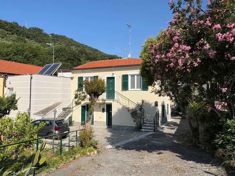 Appartamento con giardino e posto auto - B&B Celle Ligure