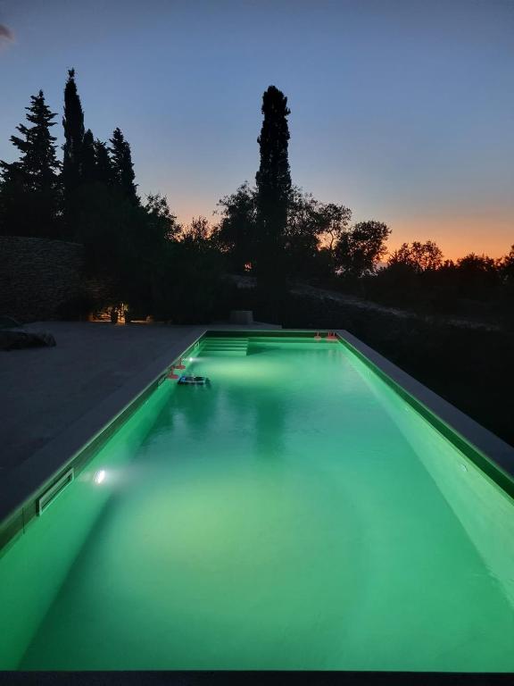 Villa Frajla - Mediterranean House with a sea view and a pool - B&B Škrip
