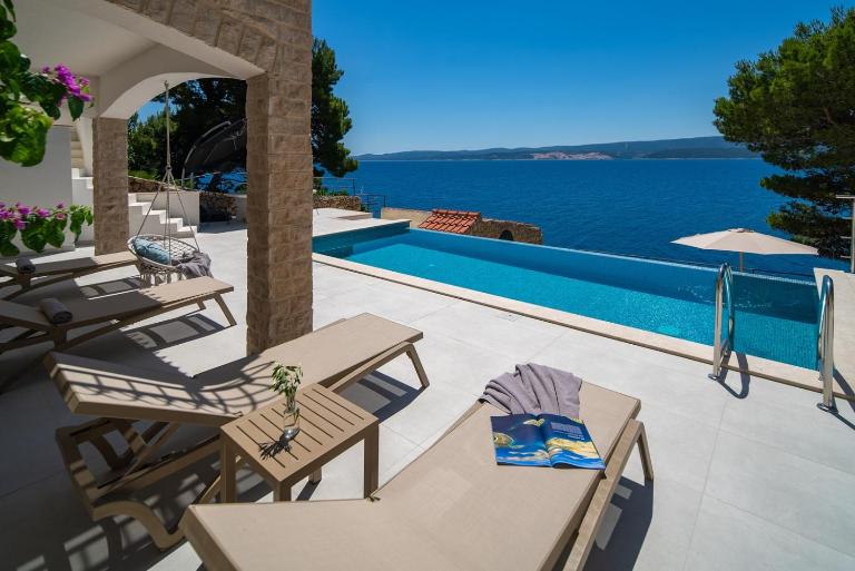 Beachfront Villa Nino, 5 bedroom villa with heated pool in Stanići - Ferienwohnung Stanići