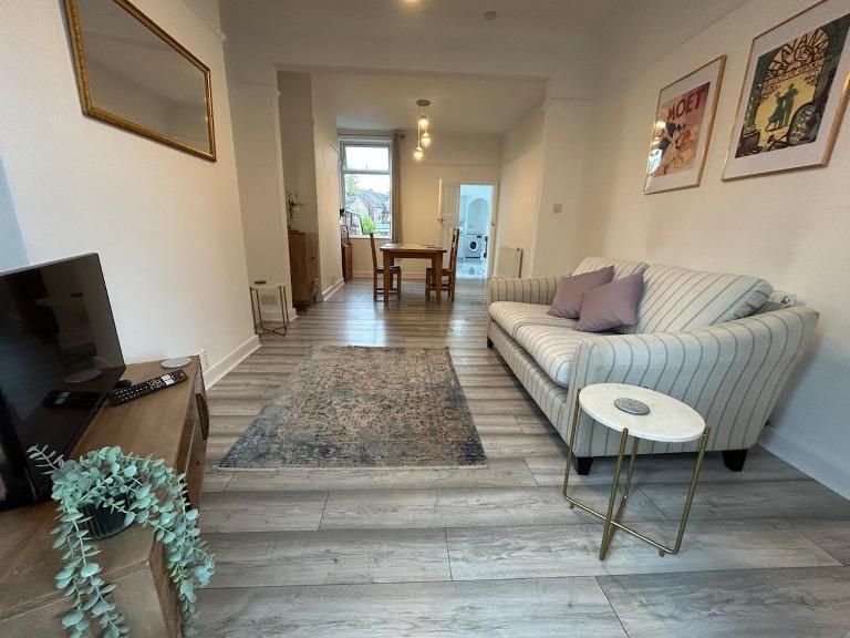 Modern & Spacious 3 Bedroom Home Sleeps 5 - B&B Crewe
