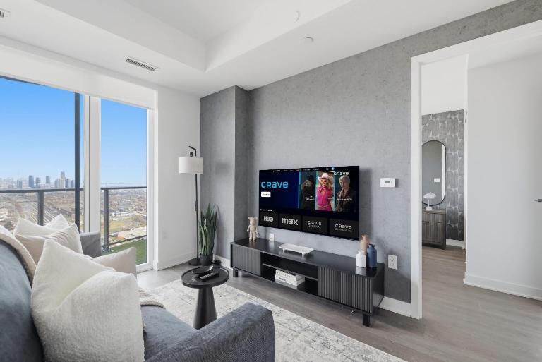 Chic 2BR Retreat Modern Comfort and Prime Location - B&B Toronto