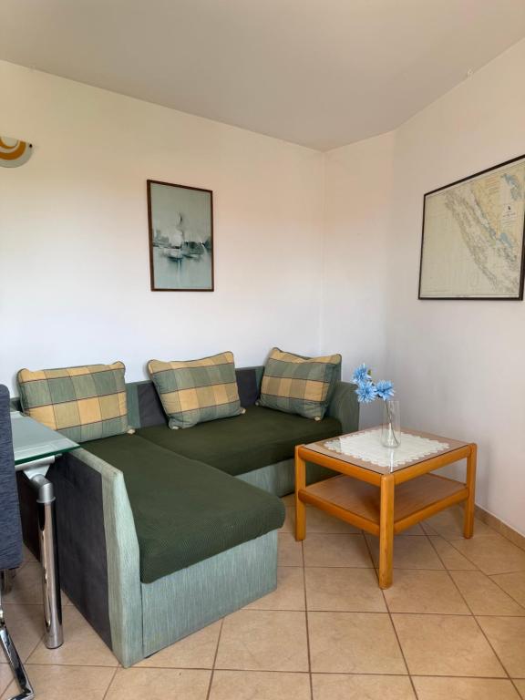 Modern, Sunny Beachside Apartment with Balcony - B&B Pakoštane