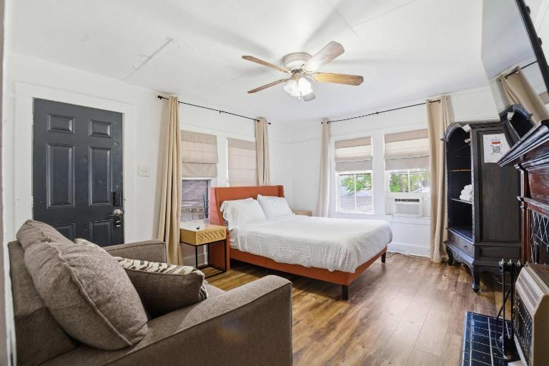 Cozy Private Room Heart of Downtown - B&B Lafayette