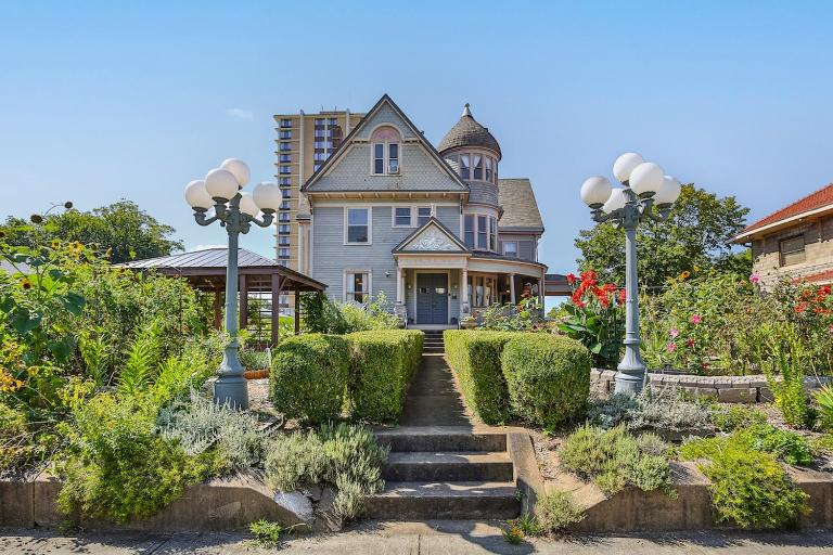 1895 Victorian Home on Historic Walnut Street - B&B Springfield