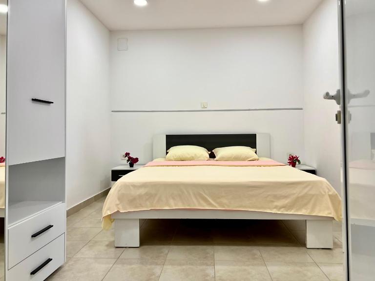 Tesla - Bed and Breakfast Budva