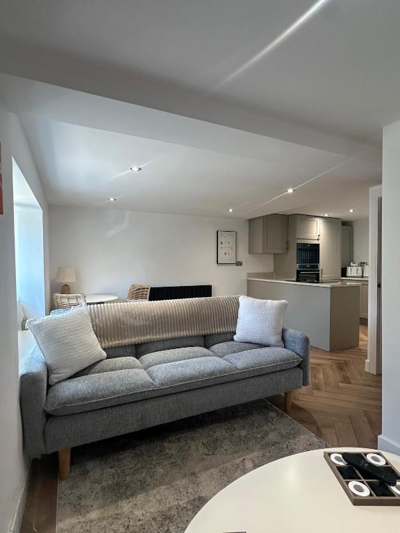 Modern Serviced Apartment in the Heart of Yeadon - B&B Yeadon