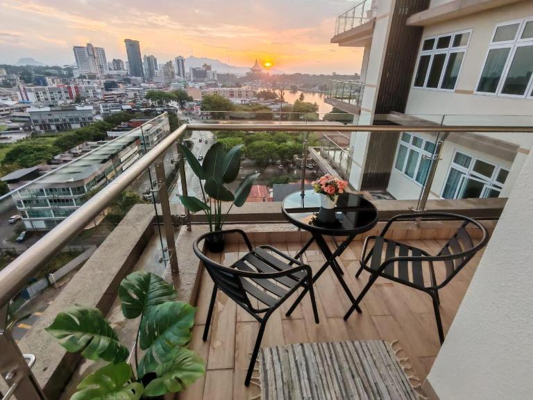 Kuching City Center Riverine Apartment With Balcony and Nice View - Bed and Breakfast Kuching