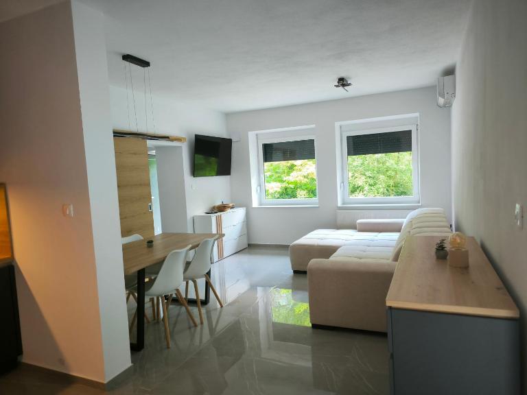 Skof's Roadside Retreat - Holiday Home - B&B Bovec