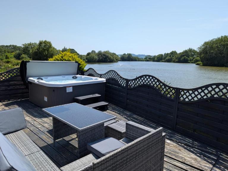 Lakefront Lodge with Hot Tub - Aylesbury Lodge - B&B Shepton Mallet