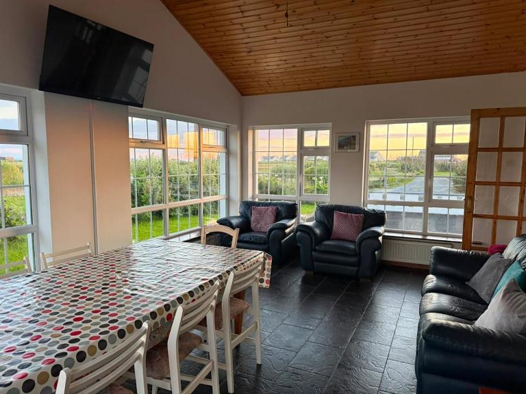 Denmar Spacious coastal bungaow - B&B Cleedagh Bridge