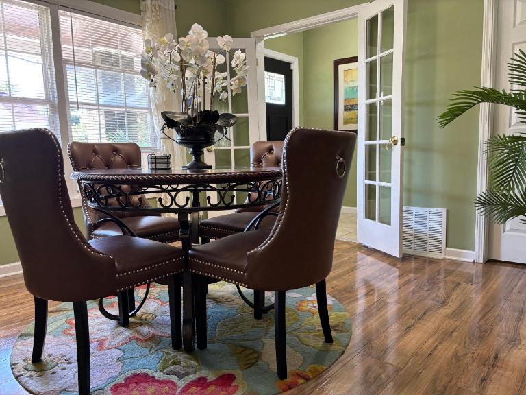 Beautiful 3 Bedroom Villa - 5 Mins to Falls - B&B Niagara Falls