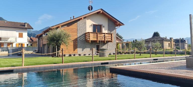 Green Chalet du lac - luxury property with swimming pool, large private garden and parking, few steps from the beach, ideal for families - B&B Dervio