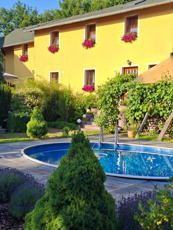 Velký dům s bazénem a saunou - B&B Mikulášovice