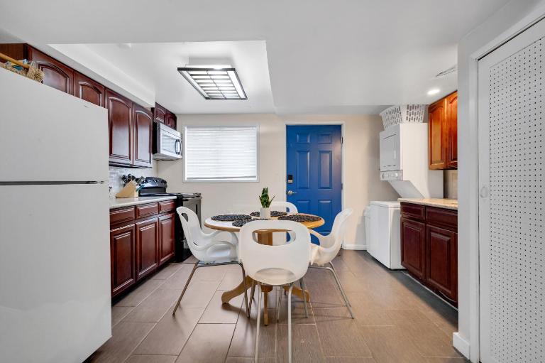 Brighton Basement Suite Near Park & Light Rail - B&B Seattle