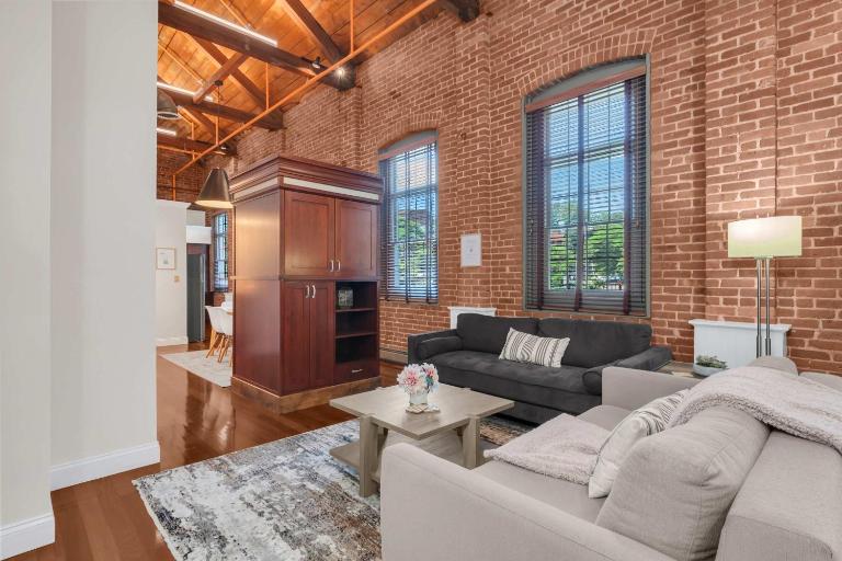 Jennifer's Historic Riverfront Loft Private Patio - B&B Providence