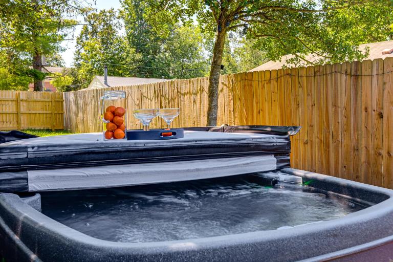 Loveland Retreat w/ Hot Tub Near Downtown + Trail - Bed and Breakfast Loveland