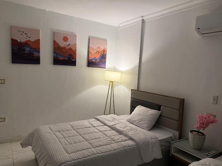 2BR Apartment in Diplomatic Quarter in Dokki - Free CAI Airport Pickup - B&B El Cairo