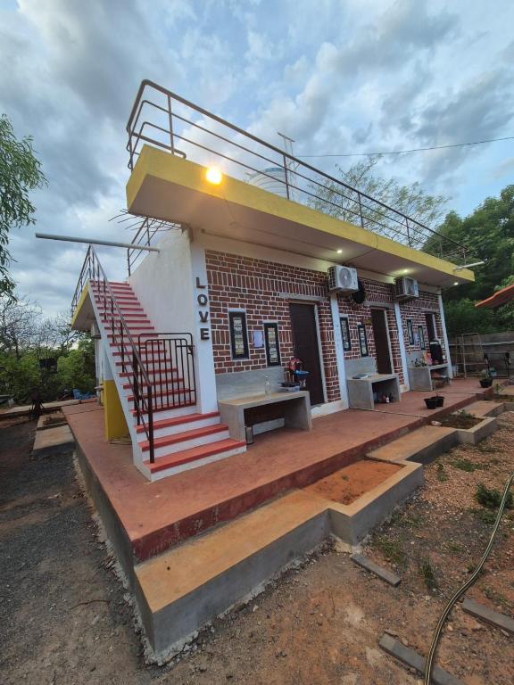 Junction Box Forest Hostel - B&B Auroville