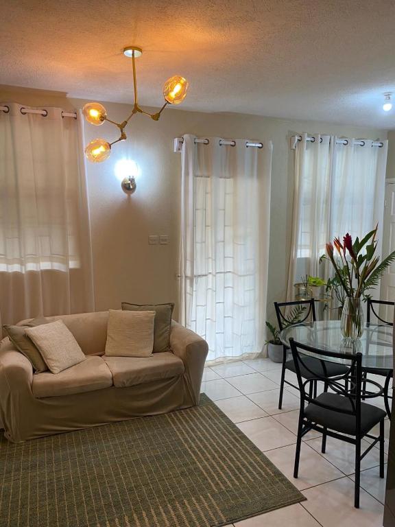 Comfy, Spacious Apartment near the beach - Ferienwohnung Bridgetown