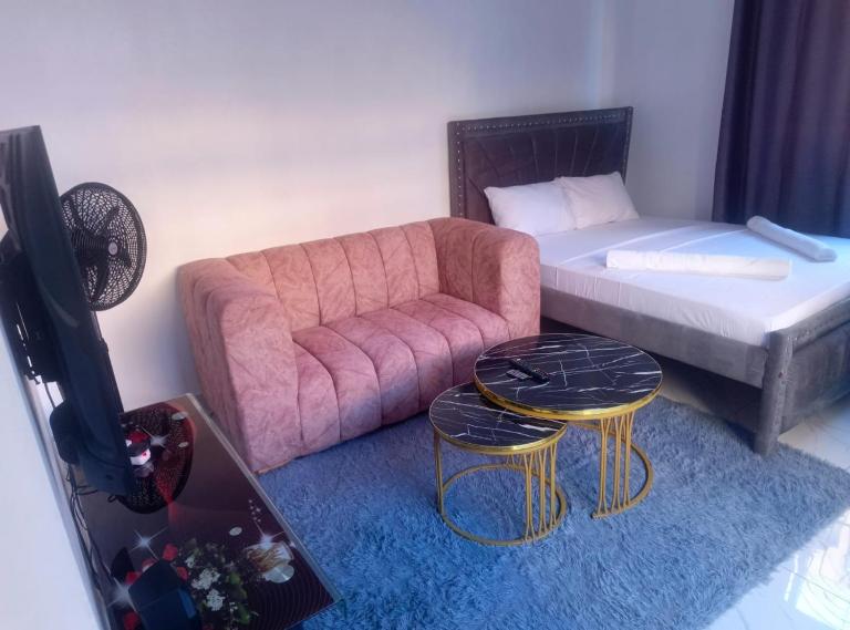 cozy designer studio with balcony and fast wifi - Bed and Breakfast Mombassa