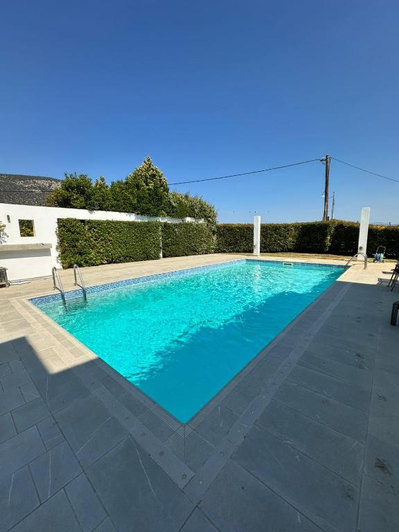 Coastal Pool Hideaway - B&B Loukísia