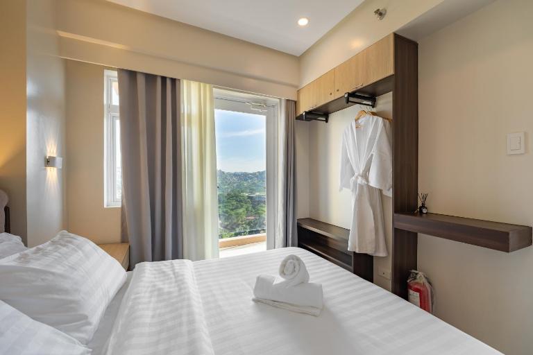 The Horizon Suite - 2BR with Balcony, Mountain View, Cinema, Smart Toilet, Free Parking - Chambres d'hôtes Baguio