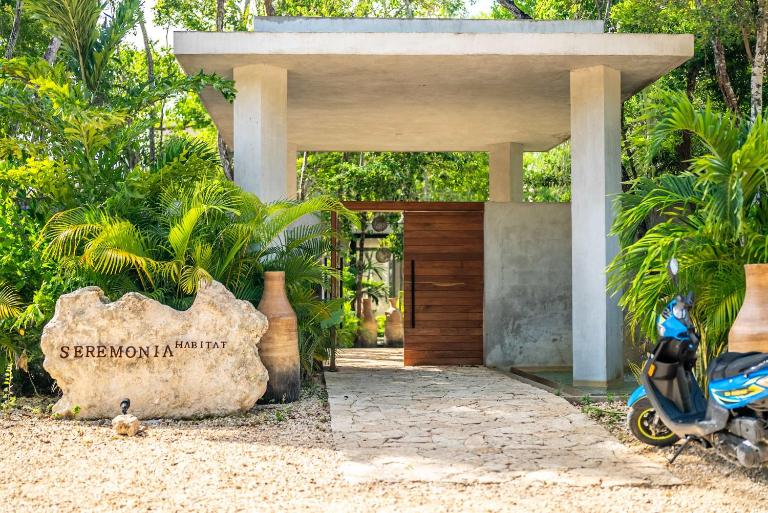 Seremonia Villa with Rooftop Pool & Beach Club Access - Chambres d'hôtes Tulum