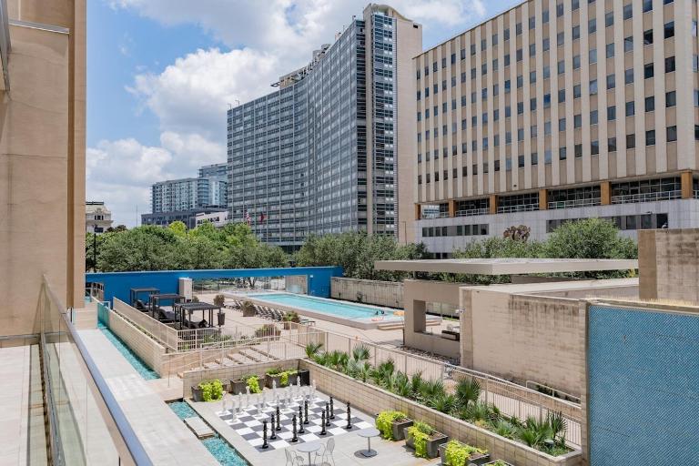 The Dallas View, King Suite with Resort Amenities - B&B Dallas