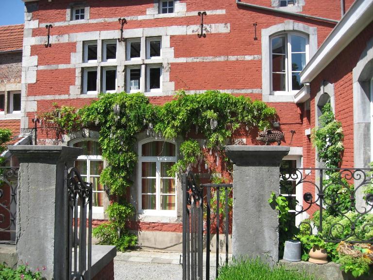 Chambre d'Hôtes Les Augustins - Parking sécurisé - Borne de recharge - Bed and Breakfast Hoei