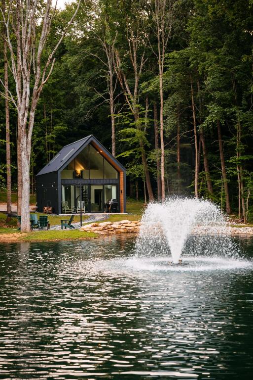 Lakefront Cabin with Hot Tub, Cold Plunge, Sauna - Bed and Breakfast Shoals