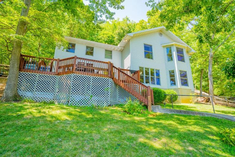 Waterfront lake house with private dock on calm cove - B&B Eldon