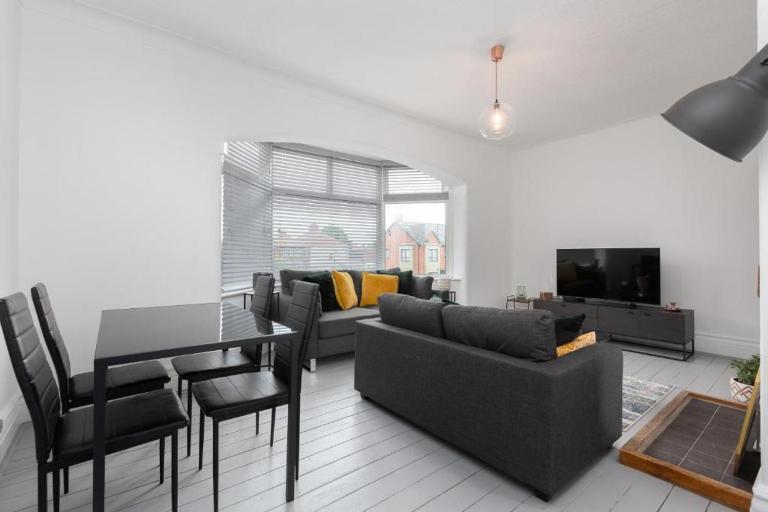 Stylish Hove Apartment with Free Parking - B&B Lytham St Annes