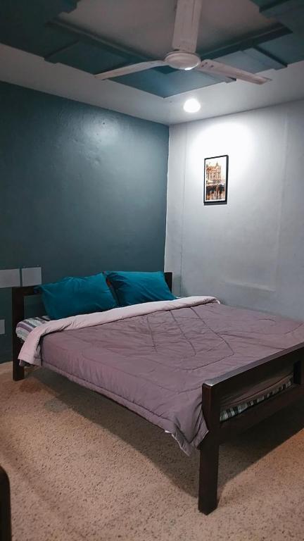 Swanky Cozy Homestay with SINGLE AC bedroom - Ferienwohnung Kolhāpur