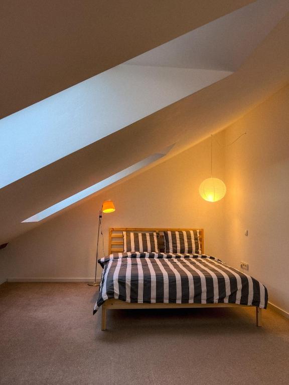 Designer Attic with Fireplace, Vilnius Center - Chambres d'hôtes Vilnius