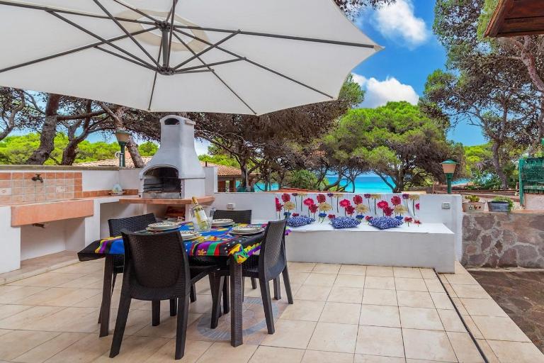 Beachfront Villa in Porto Pino - 30 meters - B&B Porto Pino