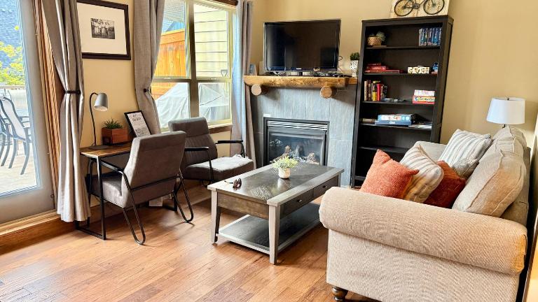 208 Fire Mountain 3 Bdrm 2 Level - B&B Canmore