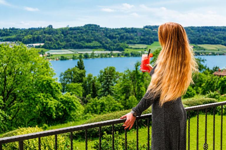 SeePanorama-Deluxe-Sauna-Massage-Garten-Tranpolin-Tischkicker-Tropical-BBQ-Parken - B&B Öhningen