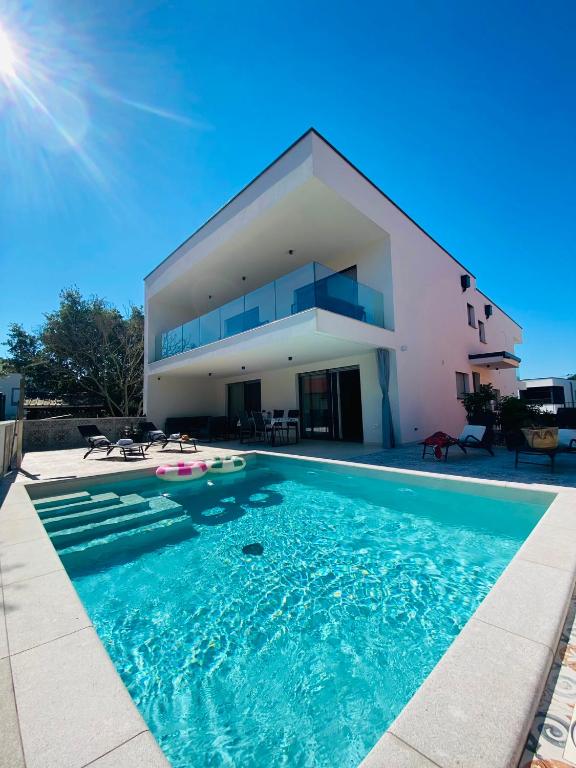 Apartments Villa Leonard - Modern Stay with Private Rooftop Jacuzzi & Sea Views, Barbariga, Vodnjan, Istria, Croatia - B&B Barbariga